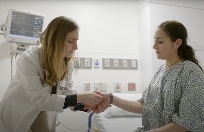 Кодирование Аквилонг в Советске Врач держит пациентку за руку