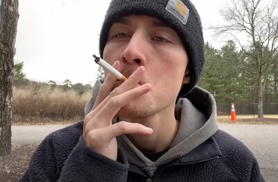 Лечение зависимости от табакокурения в Советске Мужчина с сигаретой делает затяжку