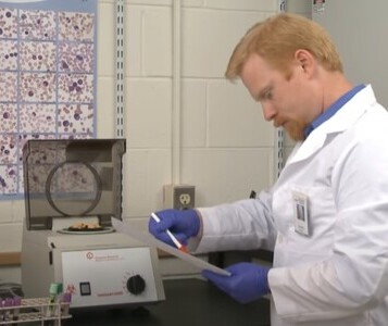 Клиника лечения наркозависимости в Советске Врач в кабинете клиники