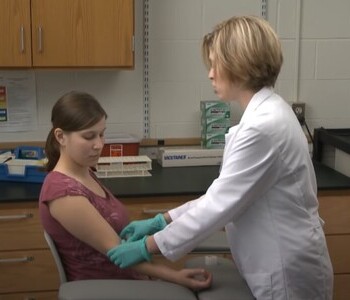 Лечение зависимости от аптечных препаратов в Советске Врач делает инъекцию пациентке