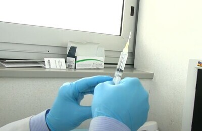 Проведение кодирования Вивитролом в Советске Шприц с Вивитролом в руках у врача